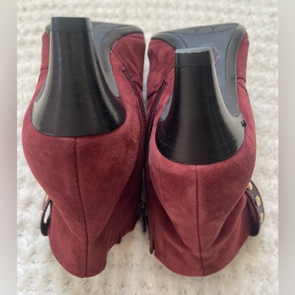 Tacoma Burgundy Suede Comfortiva 2 Inch Heel Studded Ankle Boot Sz 8 1/2 - Picture 5 of 13
